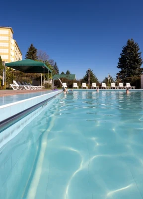 Year-round outdoor pool with nitrogen-rich thermal water
